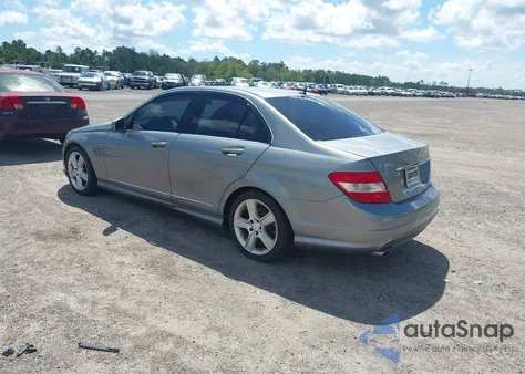 2011 Mercedes-Benz C 300 Luxury/Sport z USA, uszkodzony, nr VIN WDDGF5EB7BF632388